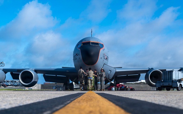 Air Force Tankers Extend Navy Reach Over the Pacific