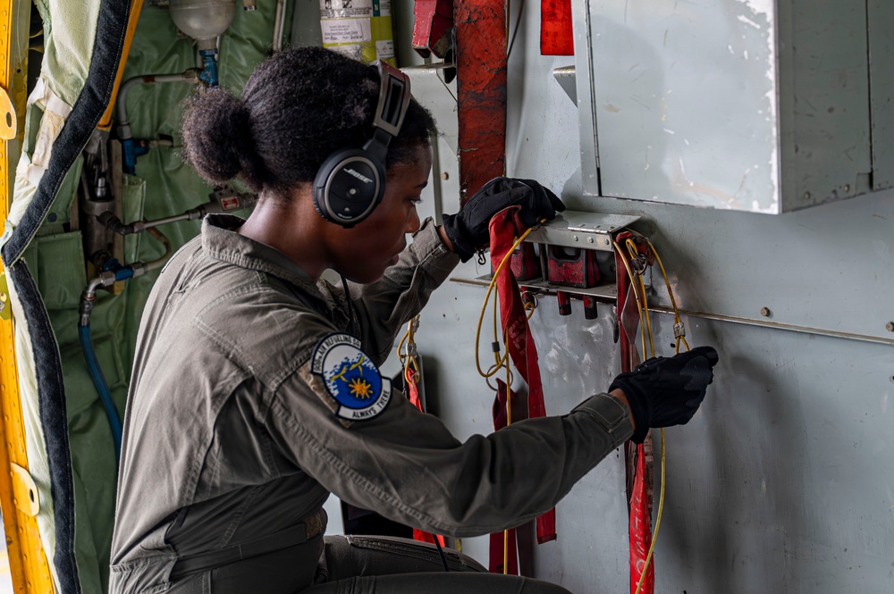 Air Force Tankers Extend Navy Reach Over the Pacific