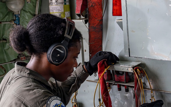 Air Force Tankers Extend Navy Reach Over the Pacific