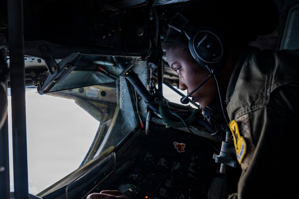 Air Force Tankers Extend Navy Reach Over the Pacific