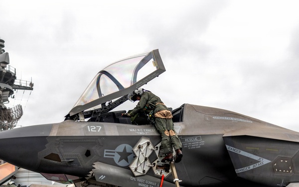 11th MEU Marines, Sailors Conduct Flight Operations Aboard USS Boxer