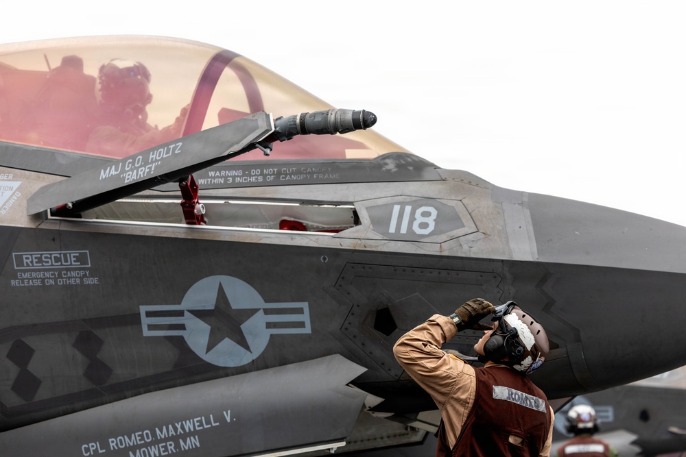 11th MEU Marines, Sailors Conduct Flight Operations Aboard USS Boxer