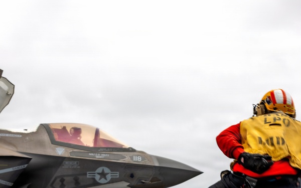 11th MEU Marines, Sailors Conduct Flight Operations Aboard USS Boxer