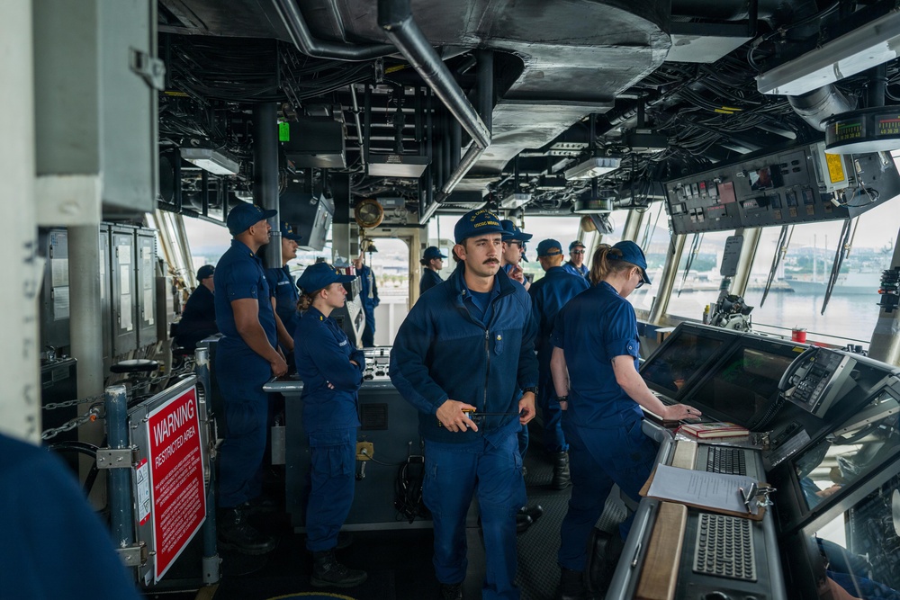 USCGC Midgett (WMSL 757) departs Jeju Island, South Korea