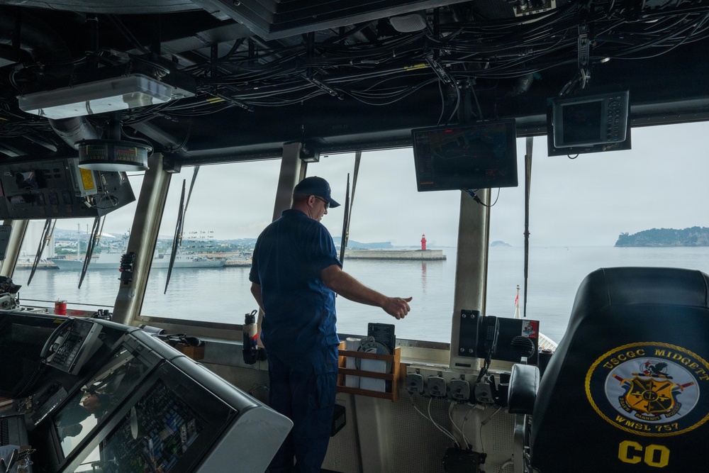 USCGC Midgett (WMSL 757) departs Jeju Island, South Korea