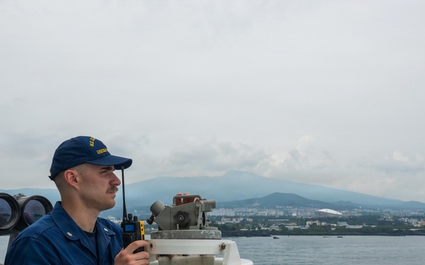 USCGC Midgett (WMSL 757) departs Jeju Island, South Korea