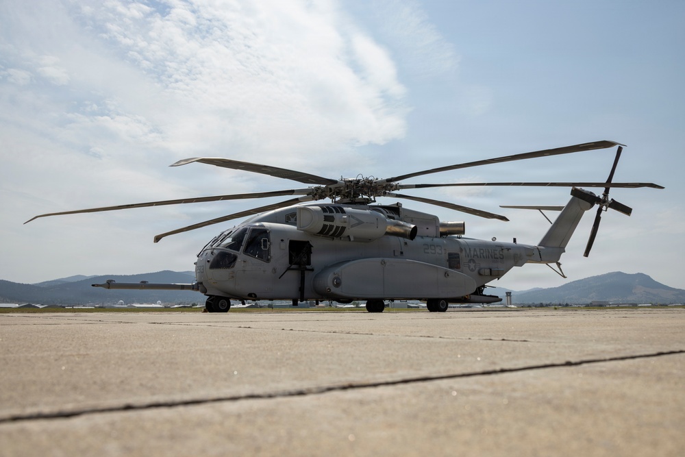 HMH-461 conducts flight operations and external lifts in Montana