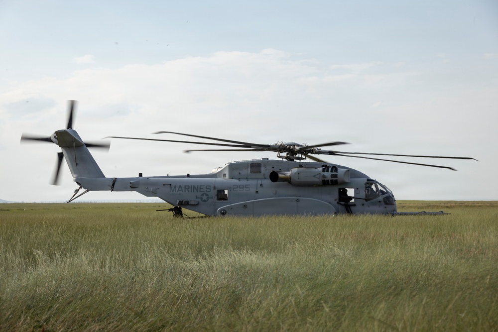 HMH-461 conducts flight operations and external lifts in Montana