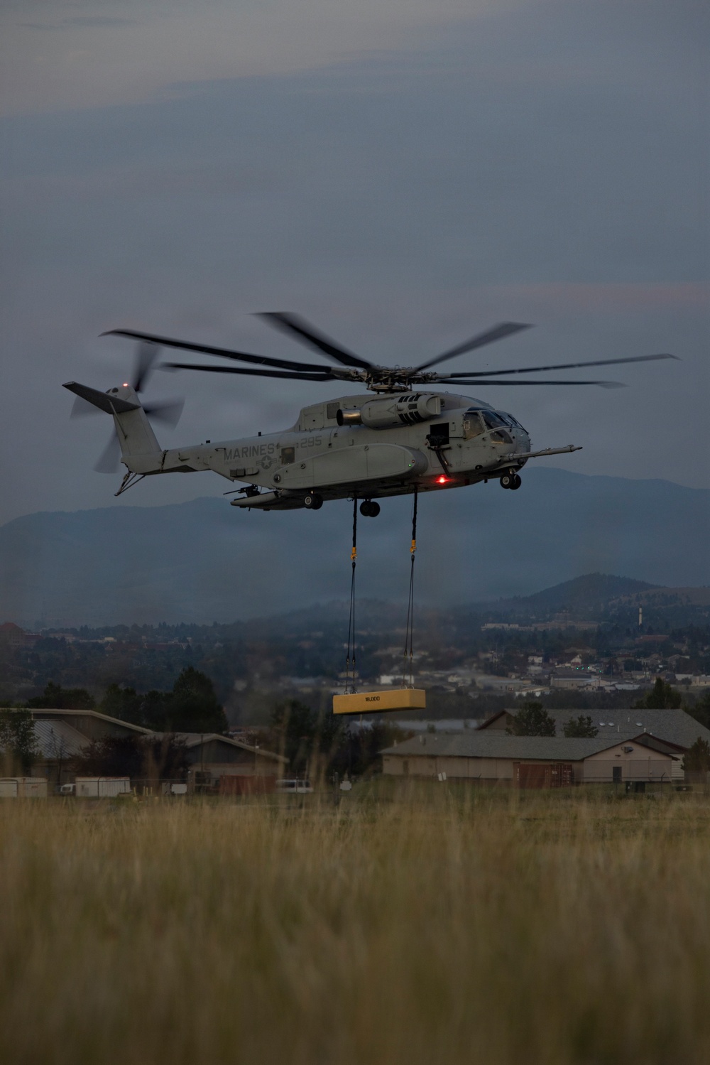 HMH-461 conducts flight operations and external lifts in Montana