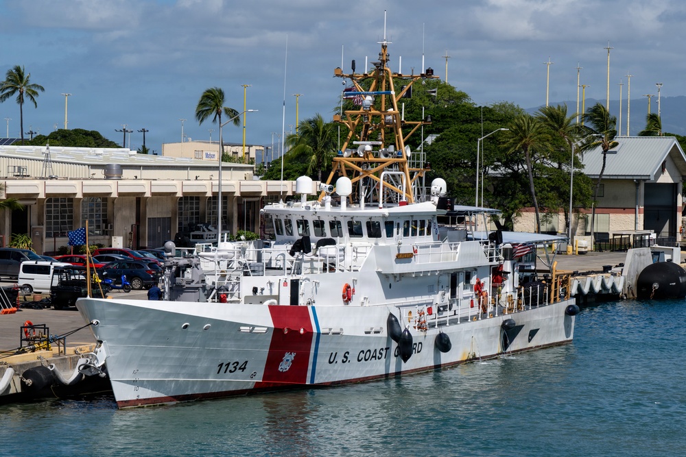 U.S. Coast Guard cutter William Hart visits Honolulu during RIMPAC 2026