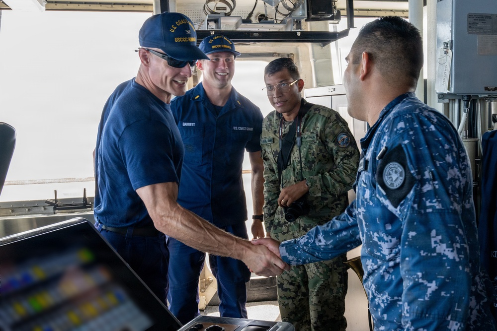 Mexican Sailors visit the U.S. Coast Guard during RIMPAC 2026