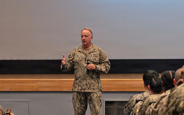 DHA Director Visits USNH Yokosuka