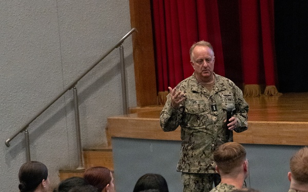 DHA Director Visits USNH Yokosuka