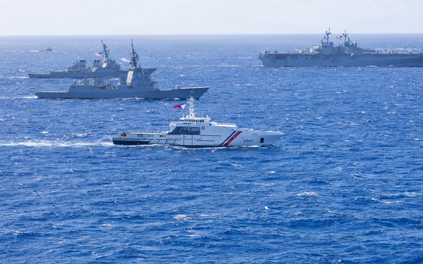 Multinational ships sail in formation during RIMPAC 2026