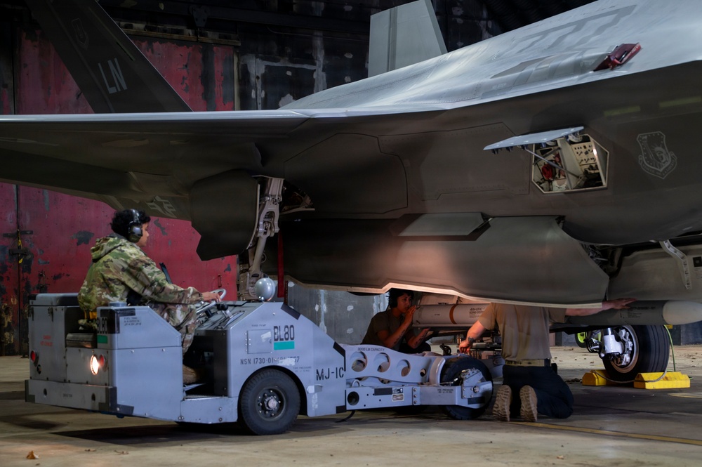 Combat Archer-UK 26: Weapons loading operations