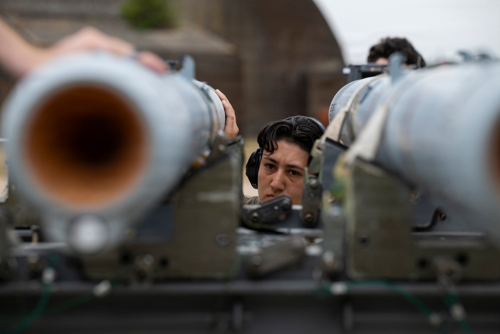 Combat Archer-UK 26: Weapons loading operations