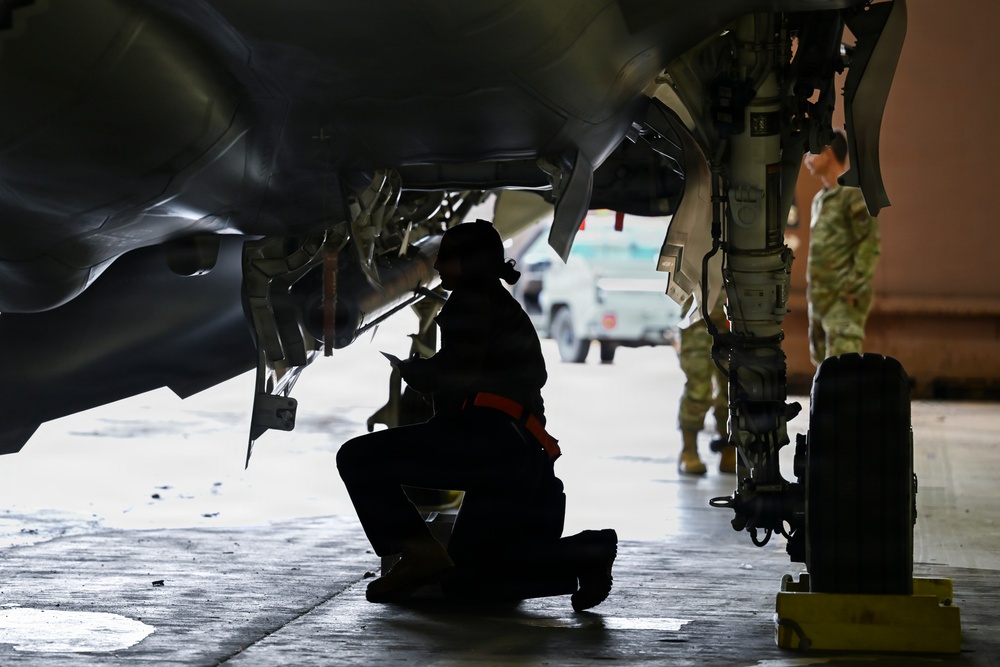 Combat Archer-UK 26: Weapons loading operations