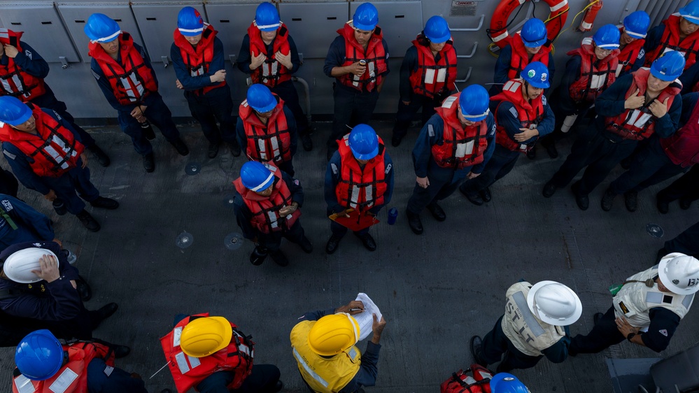 DDG 117 Conducts RAS