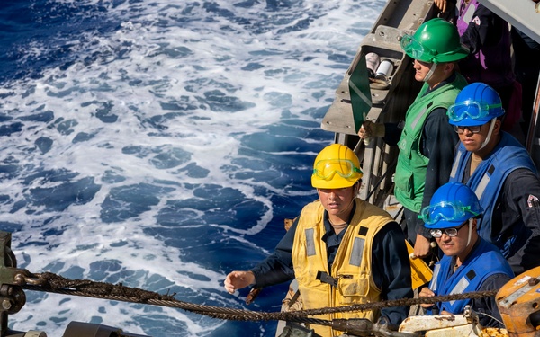 DDG 117 Conducts RAS