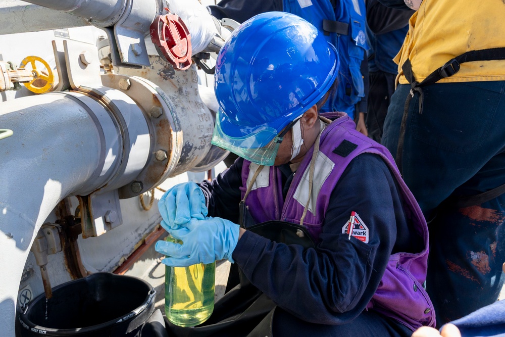 DDG 117 Conducts RAS