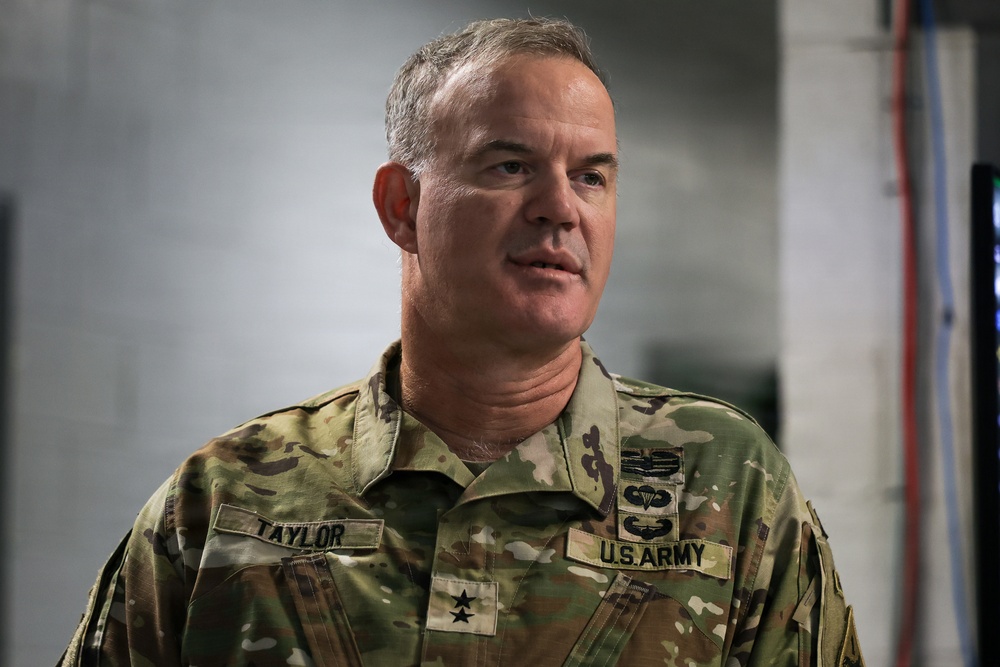 Maj. Gen. Taylor meets with Marines, Soldiers in Nogales