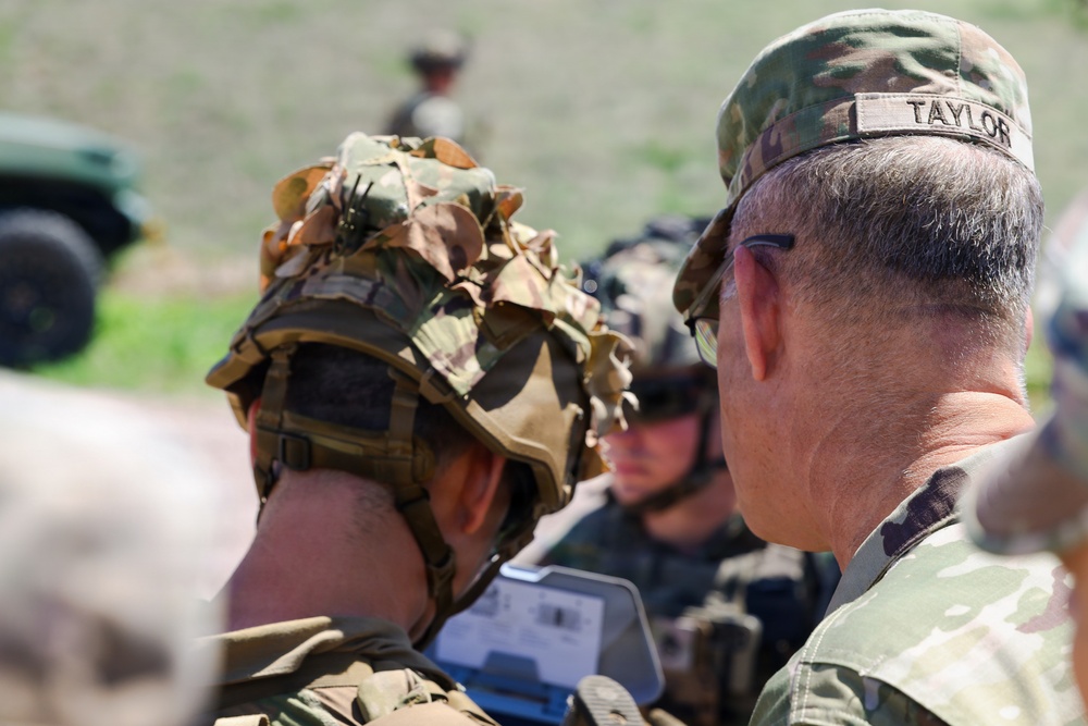 Maj. Gen. Taylor meets with Marines, Soldiers in Nogales