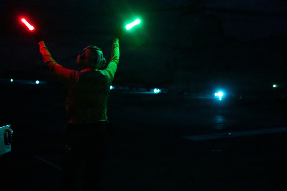 USS Essex conducts night flights