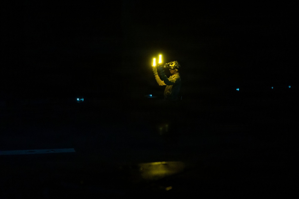 USS Essex conducts night flights