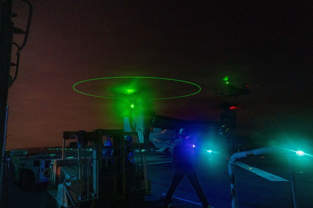 USS Essex conducts night flights