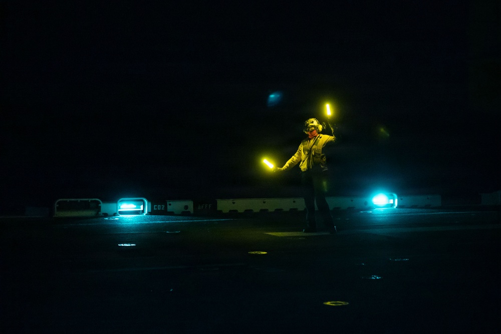USS Essex conducts night flights