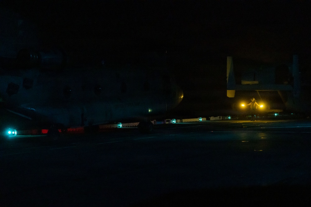 USS Essex conducts night flights