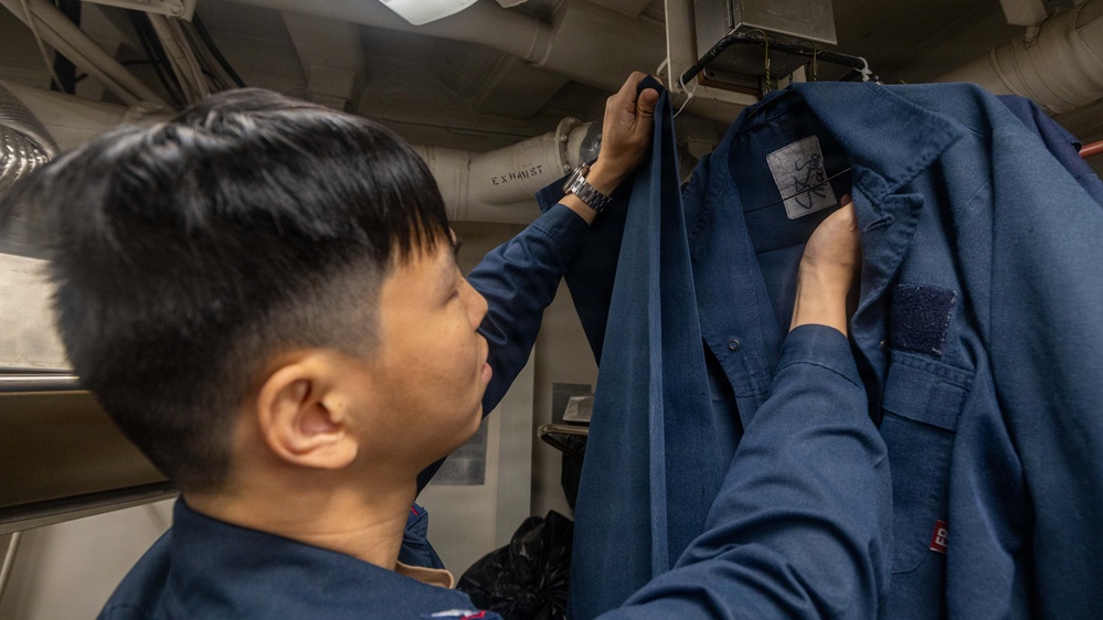 USS Mustin conducts routine operations