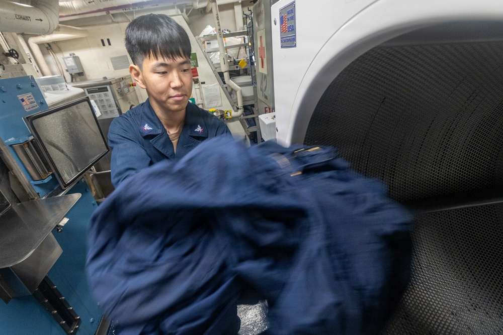 USS Mustin conducts routine operations