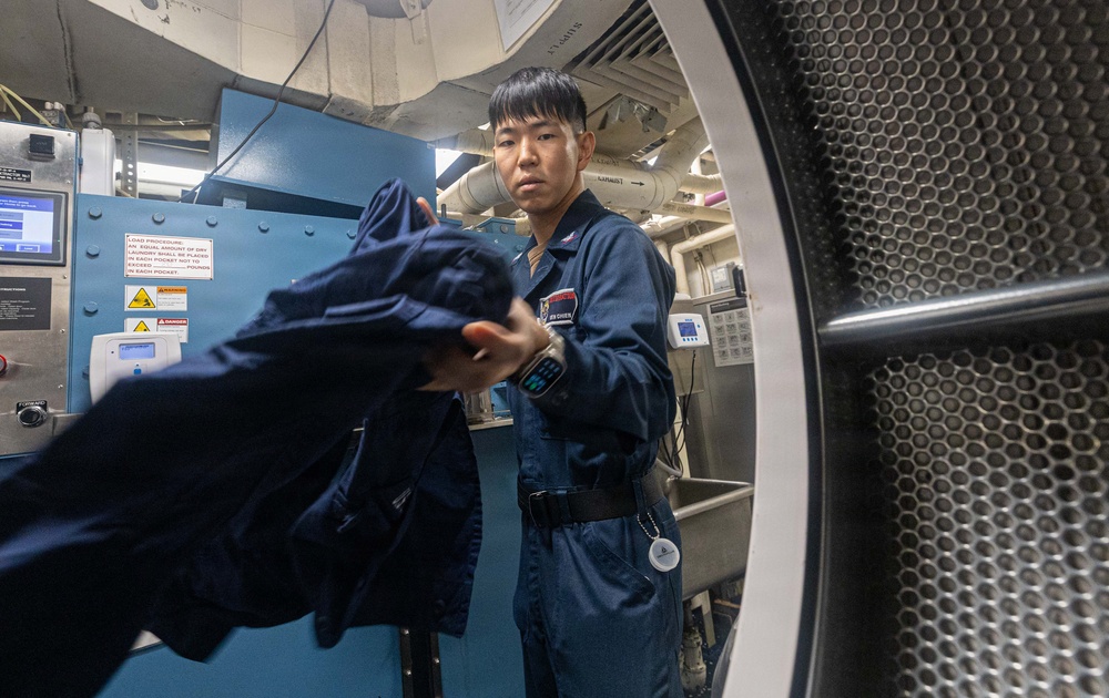 USS Mustin conducts routine operations