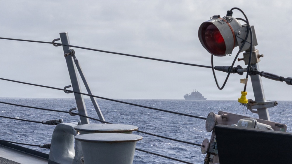 USS Mustin conducts replenishment-at-sea with USNS Wally Schirra