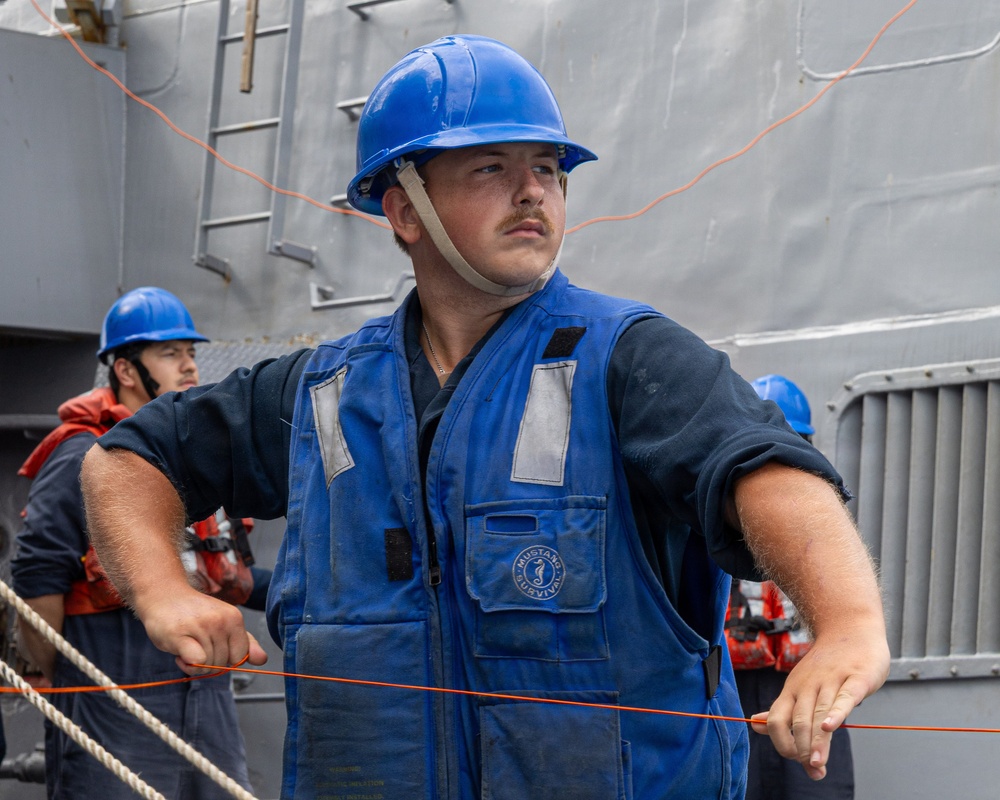 USS Mustin conducts replenishment-at-sea with USNS Wally Schirra