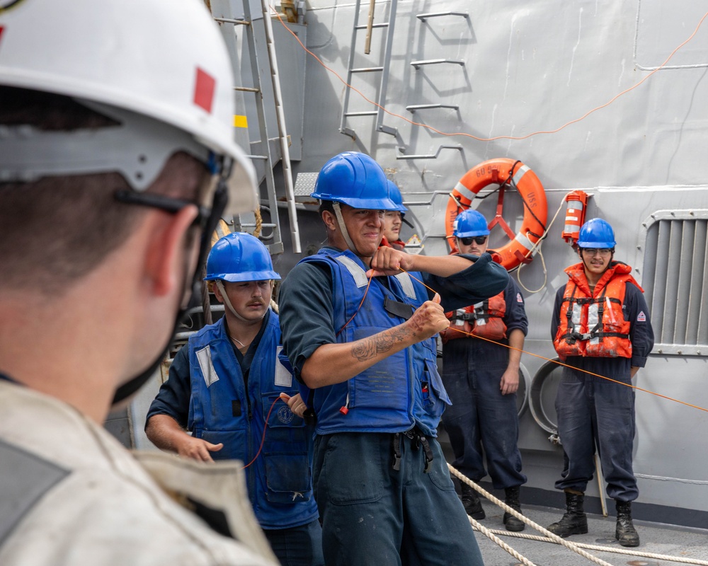 USS Mustin conducts replenishment-at-sea with USNS Wally Schirra