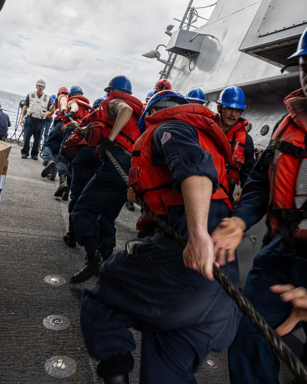USS Mustin conducts replenishment-at-sea with USNS Wally Schirra