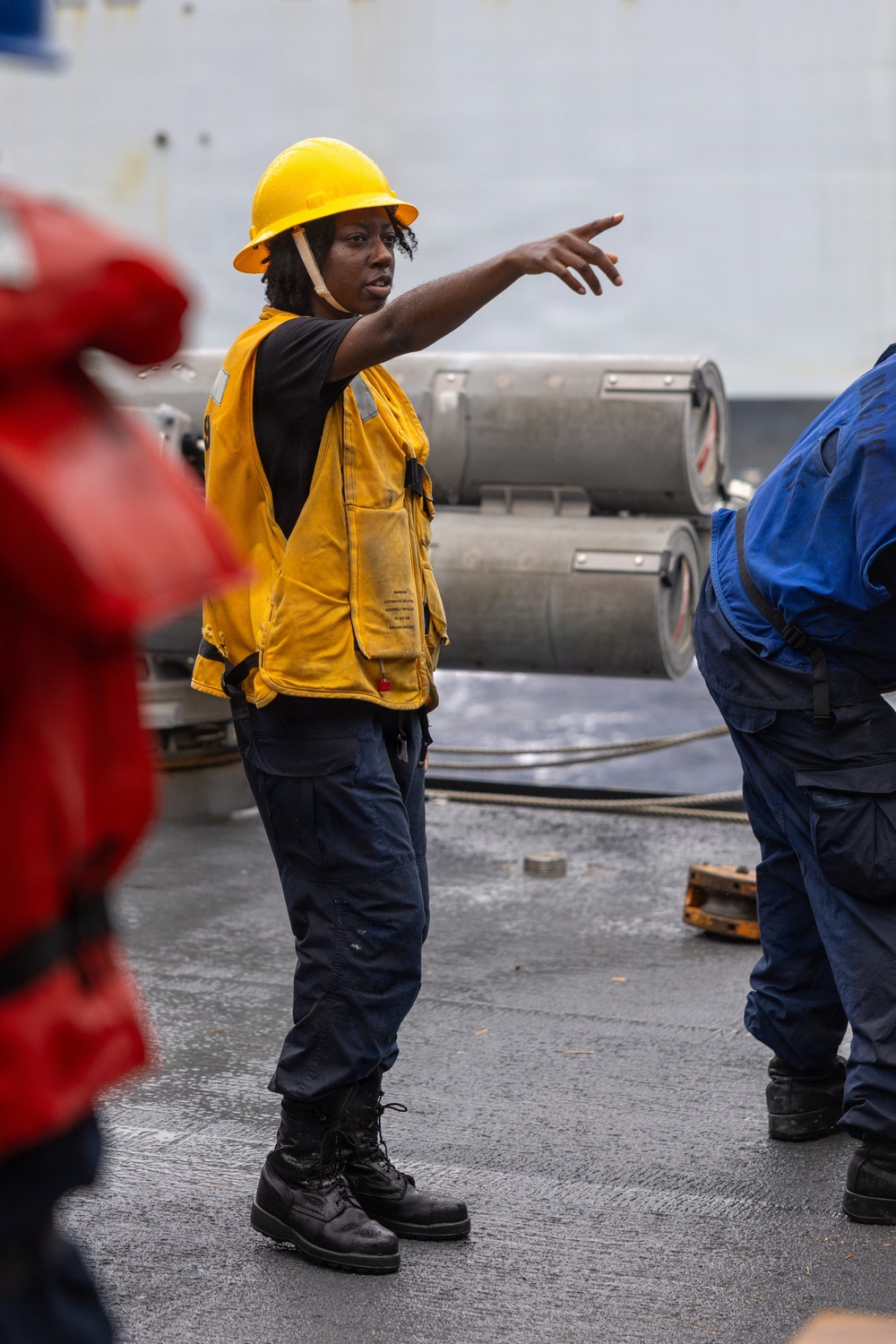 USS Mustin conducts replenishment-at-sea with USNS Wally Schirra
