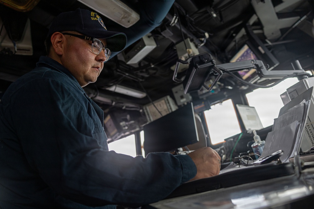 USS Mustin conducts replenishment-at-sea with USNS Wally Schirra