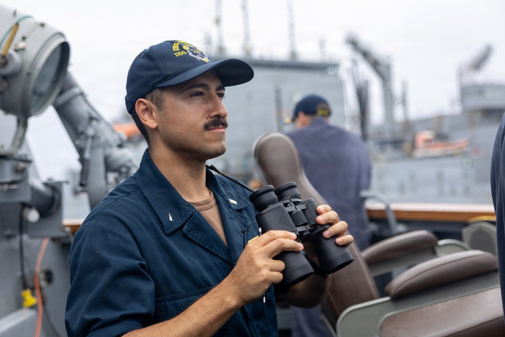 USS Mustin conducts replenishment-at-sea with USNS Wally Schirra