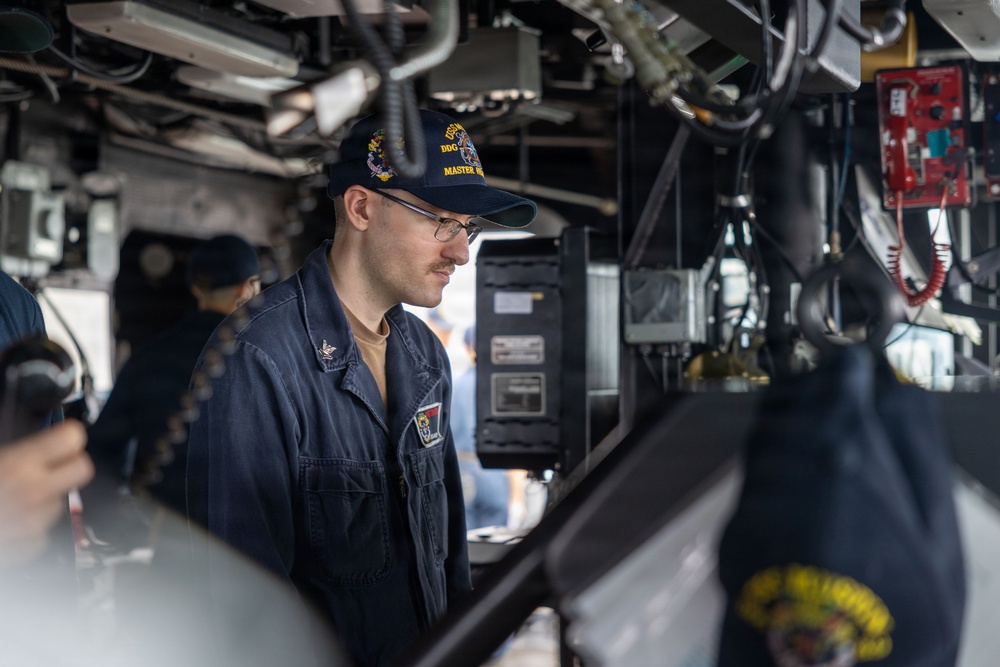 USS Mustin conducts replenishment-at-sea with USNS Wally Schirra