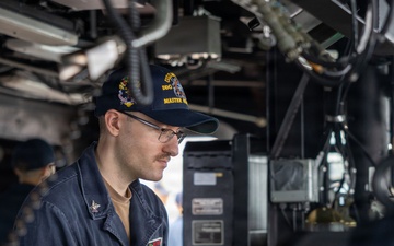 USS Mustin conducts replenishment-at-sea with USNS Wally Schirra