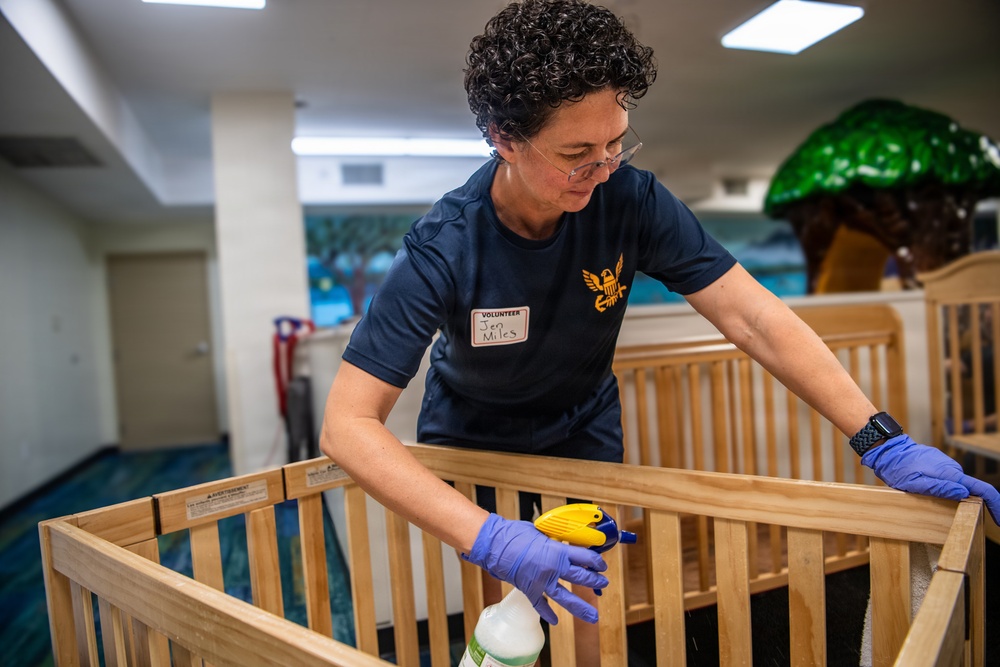 Service Members Volunteer at Ronald McDonald House