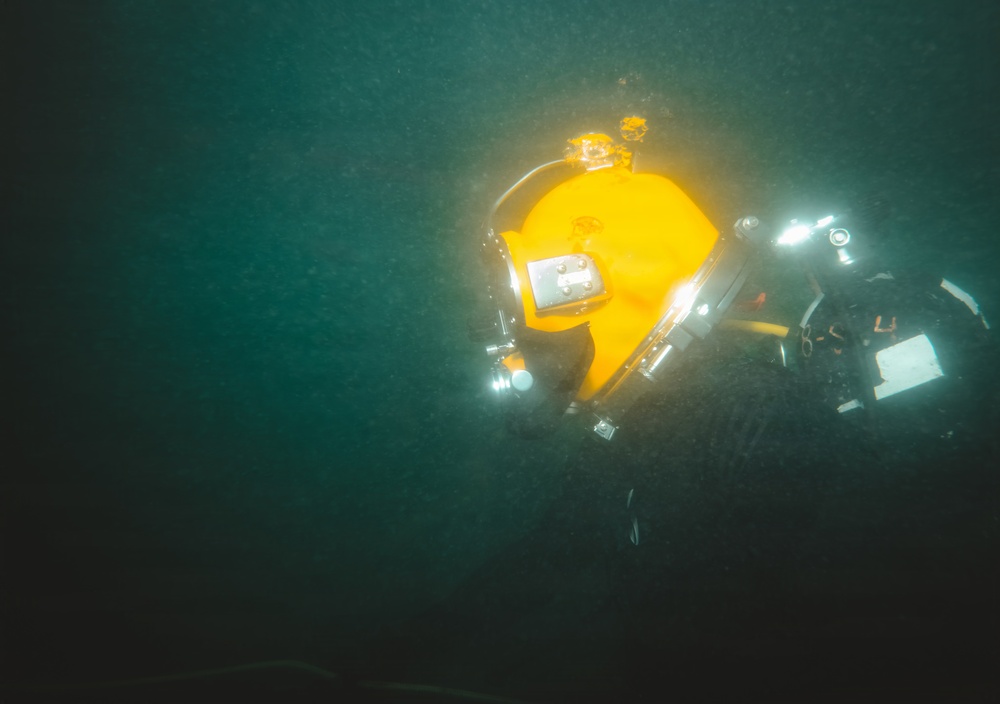 Multinational Navy divers conduct a salvage dive during RIMPAC 26