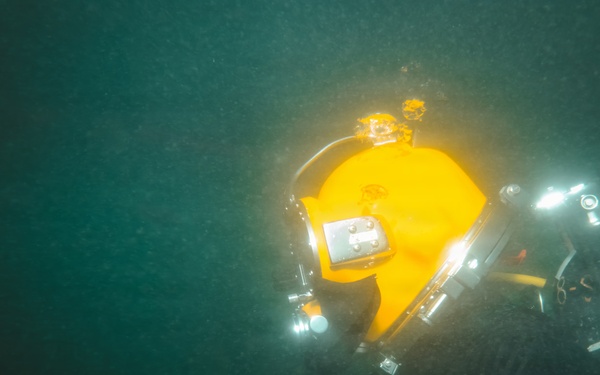 Multinational Navy divers conduct a salvage dive during RIMPAC 26