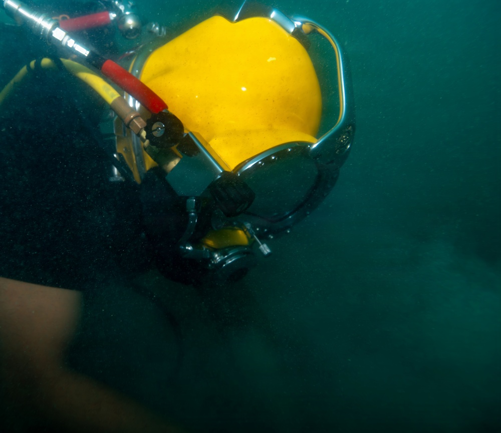 Multinational Navy divers conduct a salvage dive during RIMPAC 26
