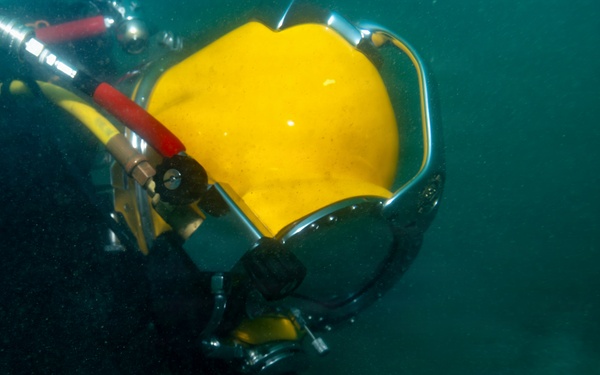 Multinational Navy divers conduct a salvage dive during RIMPAC 26