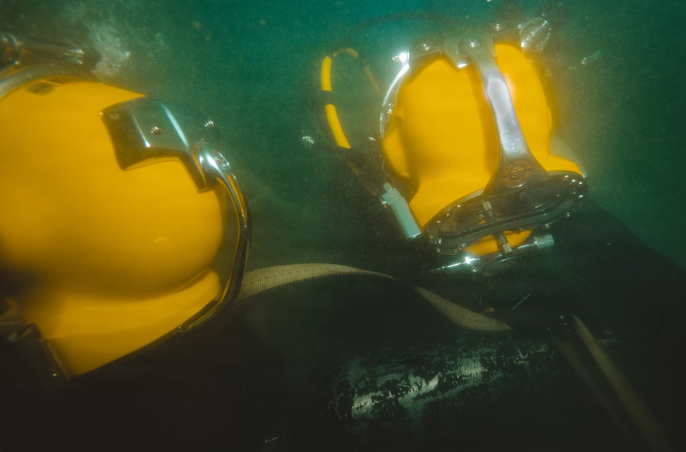 Multinational Navy divers conduct a salvage dive during RIMPAC 26