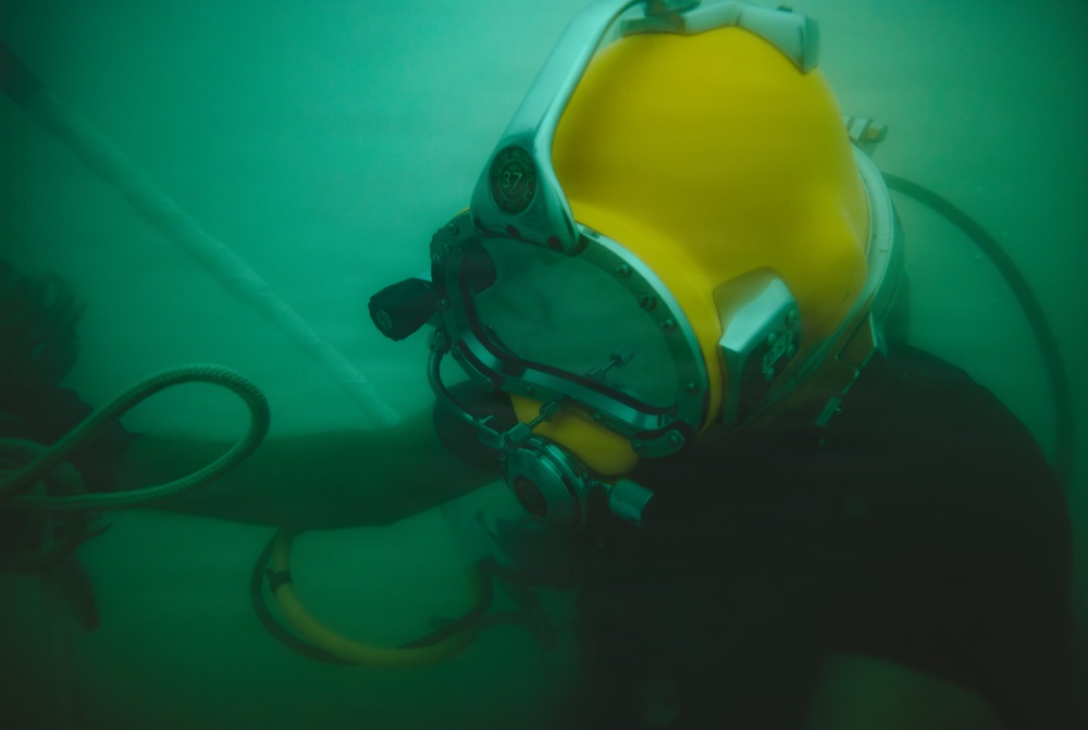 Multinational Navy divers conduct a salvage dive during RIMPAC 26